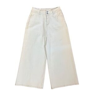 Like New a loves a high rise crop denim jeans.